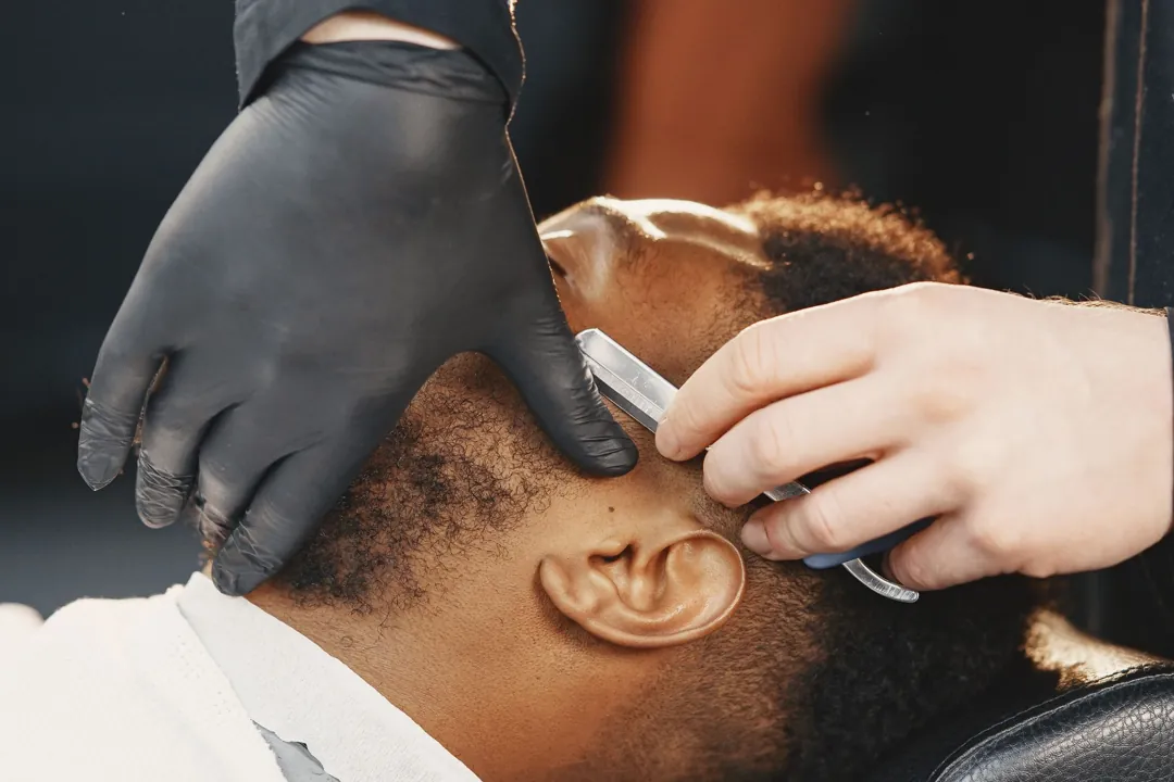 Perfilado de barba con navaja